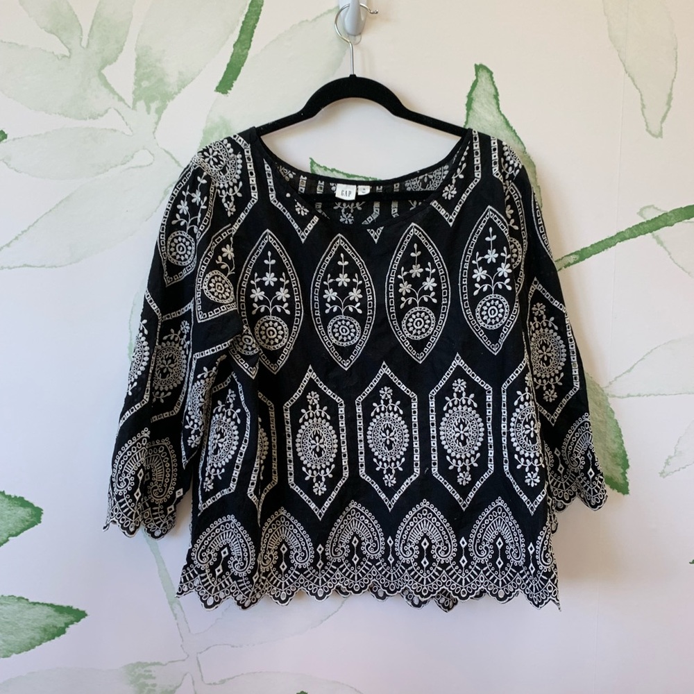 Very cute black and white gap top with stitching!